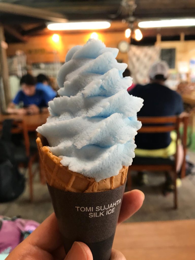 青いソーダソフトクリーム