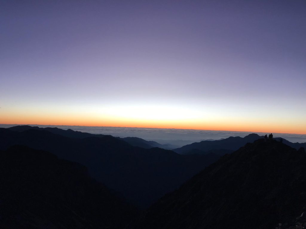 台湾玉山山頂の夜明け