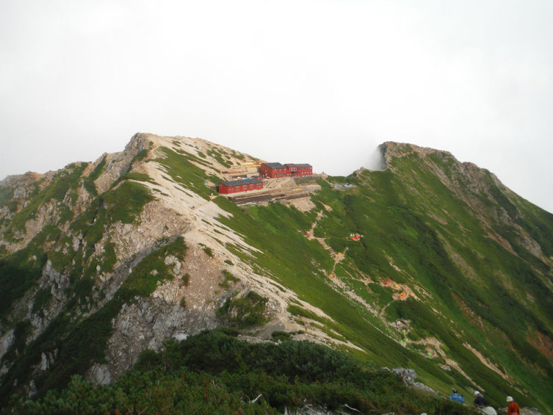 唐松岳から山荘を望む