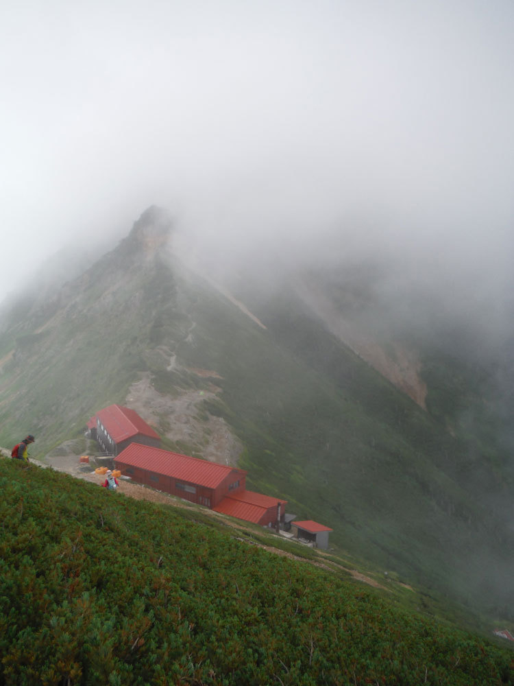 霧の中の五竜山荘