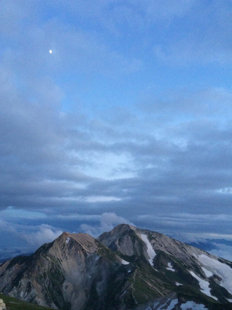 杓子岳と鑓ケ岳の上の月