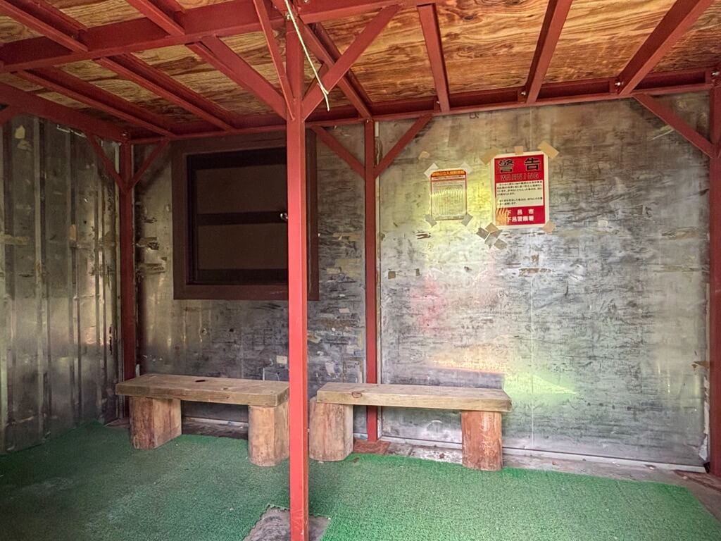 御嶽山 のぞき岩避難小屋