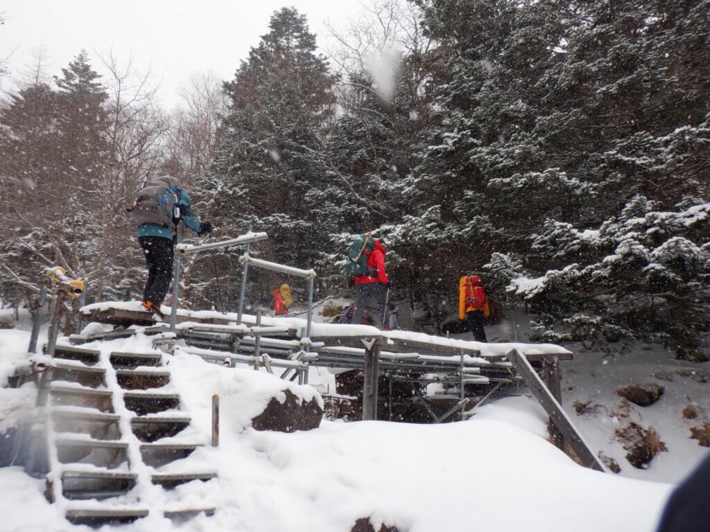 橋を何回か渡ります。すべらないように注意！