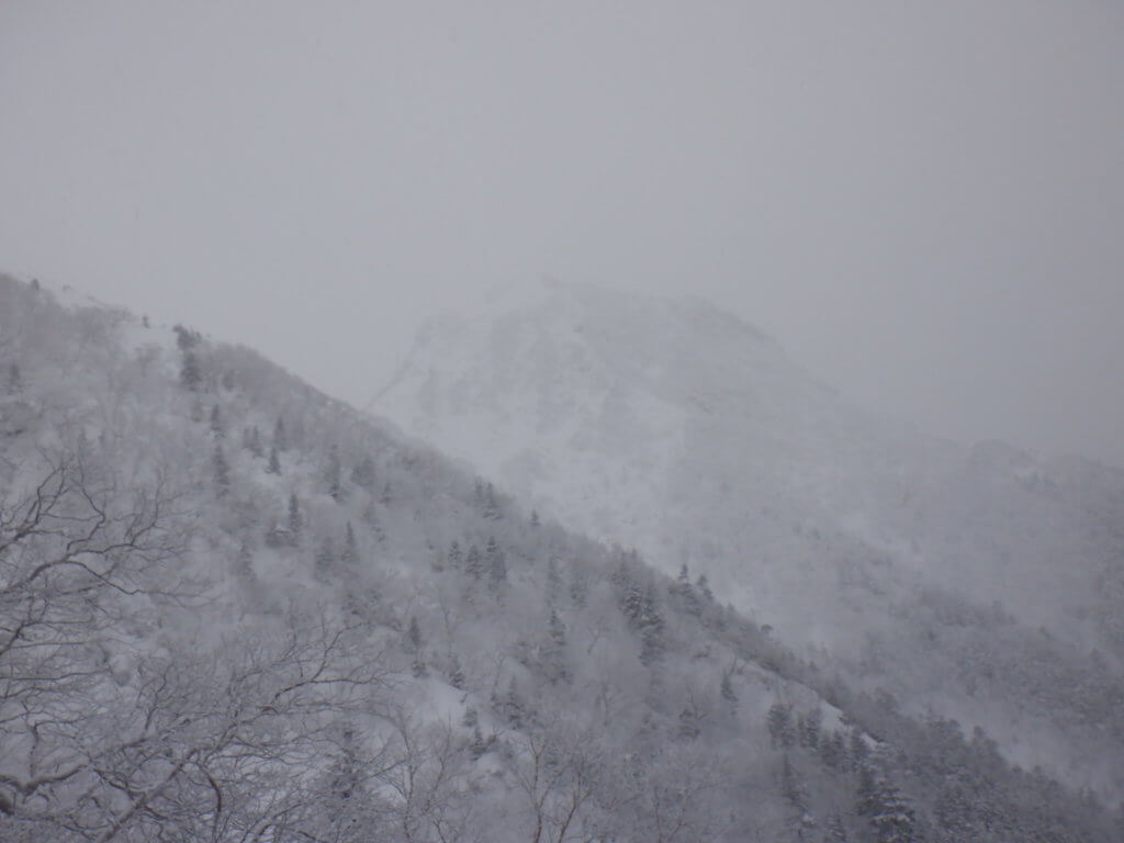 曇り空の中に阿弥陀がうっすら見えました