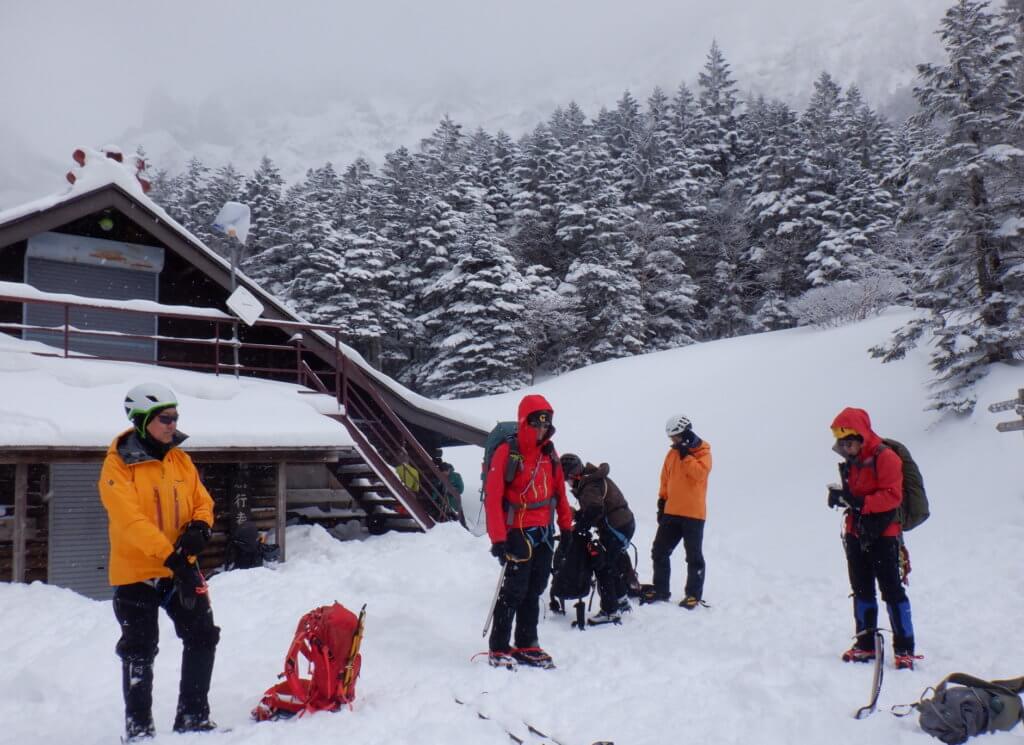 行者小屋で装備を整えて、いざ登り開始！