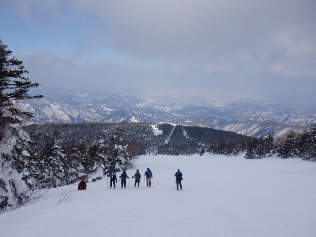 スキー場のゲレンデを歩いて下る