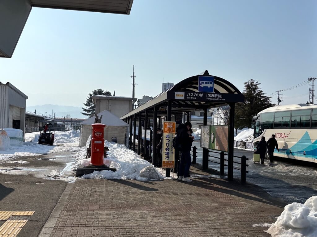 米沢駅前のバス停。ここから白布温泉・天文台ロープウエイへのバスが出ます