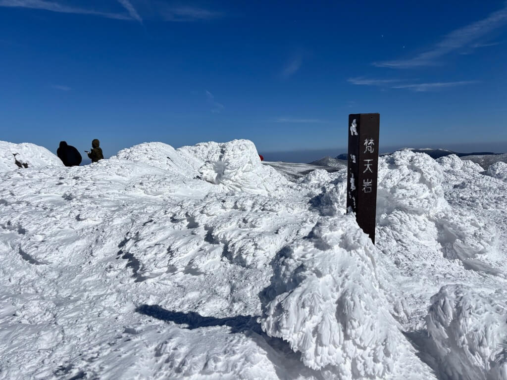 梵天岩に到着。雪で岩が見えません